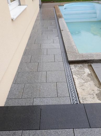 Poolumrandung mit Feinsteinzeug