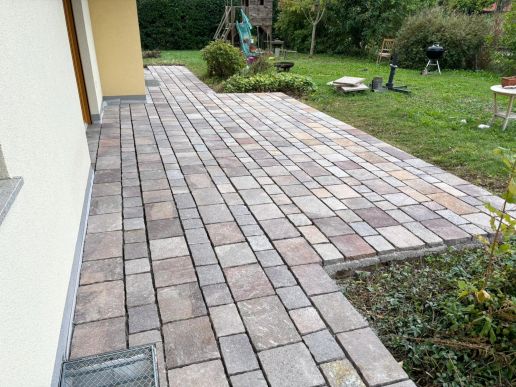 Außenbereich mit Betonstein Plattenlege-Arbeiten