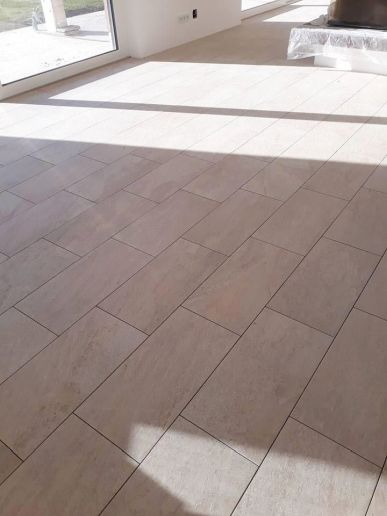 Wohnbereich mit großen Fliesen